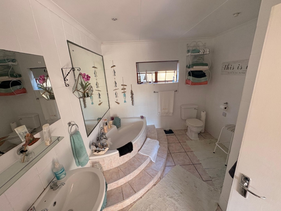 4 Bedroom Property for Sale in Fraaiuitsig Western Cape